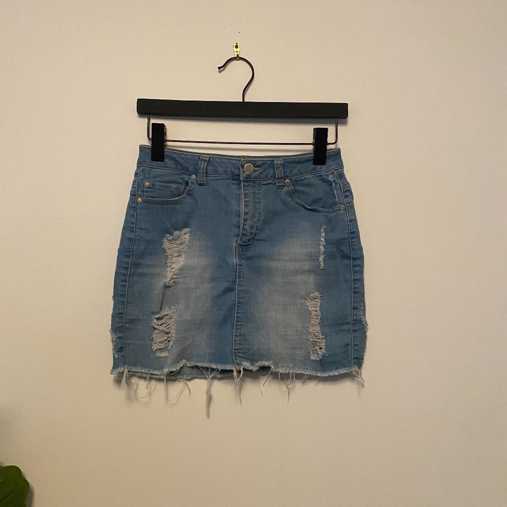 Fashion Nova// distressed demin skirt